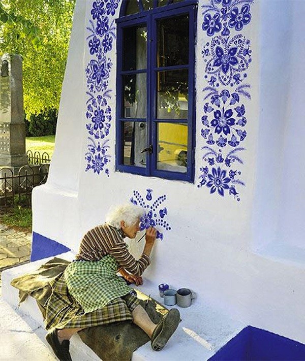 grandmother-agnes-kac5a1pc3a1rkovc3a1-delicately-paints-traditional-moravian-ornament-czech-republic-600x711