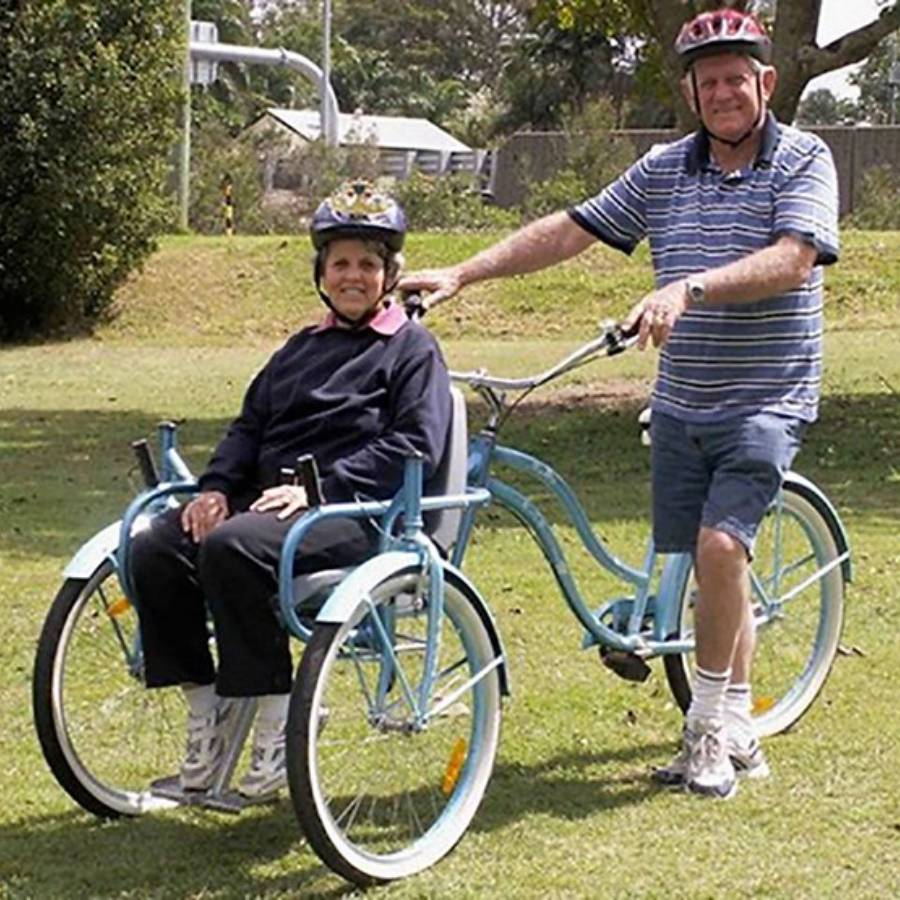 bicicleta-criada-para-passear-pessoas-em-cadeira-de-rodas-faz-sucesso-na-internet1